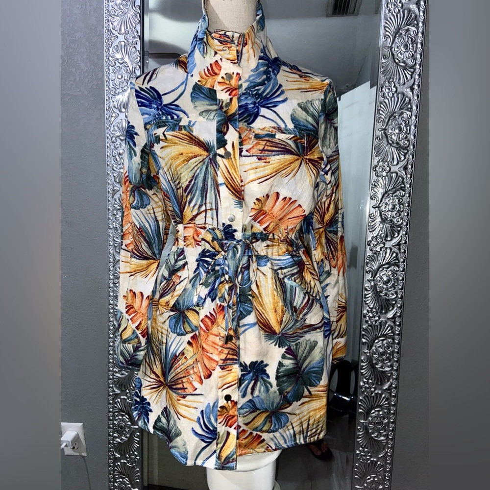 Chicos. Floral Dress 100%Linen. Ties at waist. Silver hardware. Side pockets.